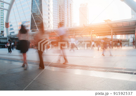 People are busy in city. 91592537