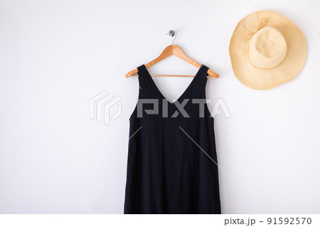 白い壁に掛けられた黒いワンピース One piece and straw hat 白い壁に掛けられた黒いワンピース One piece and straw hat 91592570