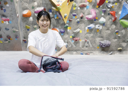 手にチョークをつける若い女性 ボルダリングイメージ 手にチョークをつける若い女性 ボルダリングイメージ 91592786