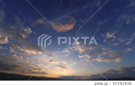 多様な雲が多彩に朝焼けした夏の朝空・超広角・220624am・空主体 91592936