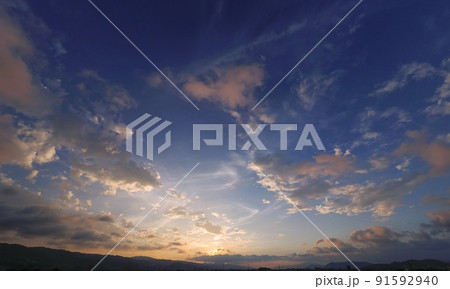 多様な雲が多彩に朝焼けした夏の朝空・超広角・220624am・空主体 多様な雲が多彩に朝焼けした夏の朝空・超広角・220624am・空主体 91592940