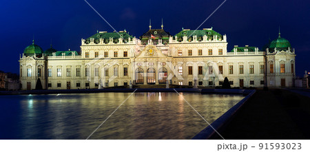 Illuminated Vienna's Belvedere at night 91593023