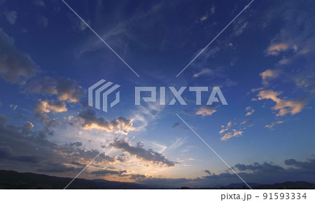 多様な雲が多彩に朝焼けした夏の朝空・超広角・220624am・空主体 91593334