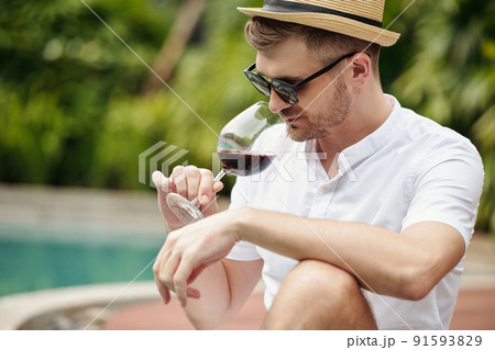 Enjoying Red Wine Flavour 91593829