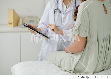 Doctors presenting information from tablet Doctors presenting information from tablet 91593984