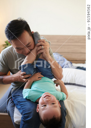 Dad Playing with Son Dad Playing with Son 91594562