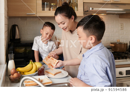 Family Making Breakfast Toasts 91594586