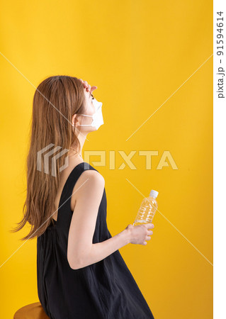 マスクをして暑そうにする女性 Summer woman マスクをして暑そうにする女性 Summer woman 91594614