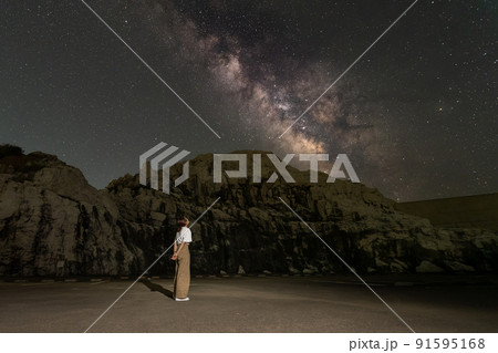 天の川と女性 91595168
