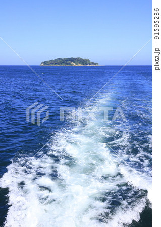船から猿島を見た風景 船から猿島を見た風景 91595236