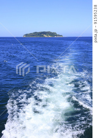 船から猿島を見た風景 船から猿島を見た風景 91595238