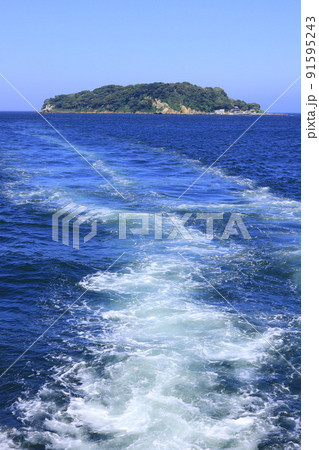 船から猿島を見た風景 船から猿島を見た風景 91595243