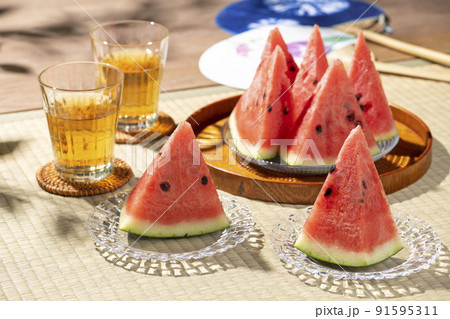 縁側のある和室の畳にスイカと麦茶とうちわ、日本の夏風景 91595311