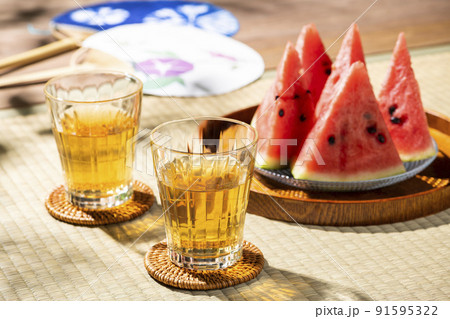 和室の畳の上に麦茶とスイカ、日本の夏風景 91595322