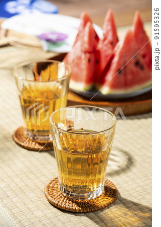 和室の畳の上に麦茶とスイカ、日本の夏風景 和室の畳の上に麦茶とスイカ、日本の夏風景 91595326
