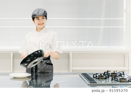 フライパンで料理する女性(調理師・料理人) フライパンで料理する女性(調理師・料理人) 91595370