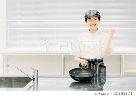 フライパンで料理する女性(調理師・料理人) フライパンで料理する女性(調理師・料理人) 91595371