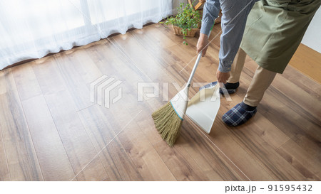 エプロンを着た男性|フローリングの掃き掃除 エプロンを着た男性|フローリングの掃き掃除 91595432