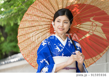 京都の街を歩く着物の女性 京都の街を歩く着物の女性 91595936