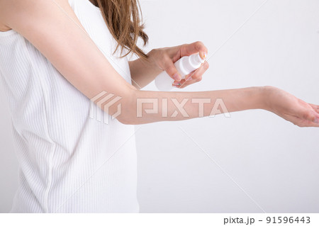 スプレーを噴霧する手元　spray 91596443