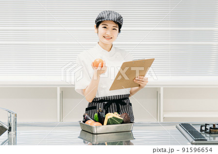 食品をチェックする女性(栄養士・調理師) 食品をチェックする女性(栄養士・調理師) 91596654
