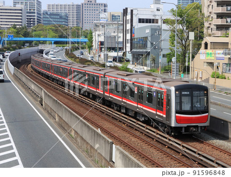 大阪メトロ　千里中央駅付近を走る30000系電車 91596848