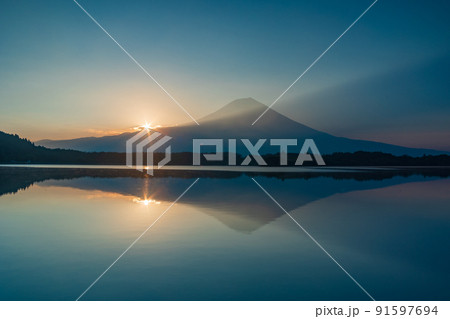 （静岡県）富士山・田貫湖の夜明け　夏 91597694