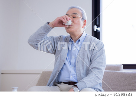 お酒を飲むおじいちゃん お酒を飲むおじいちゃん 91598333