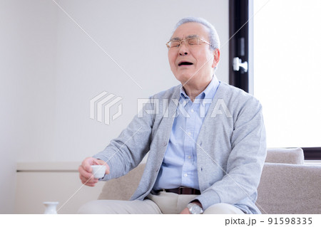 お酒を飲むおじいちゃん お酒を飲むおじいちゃん 91598335