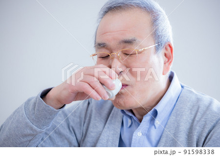 お酒を飲むおじいちゃん お酒を飲むおじいちゃん 91598338