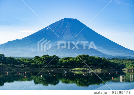 山梨県富士五湖のうちの一つの精進湖と富士山 91599478