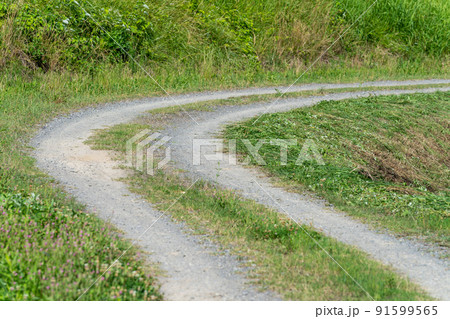 ダート・未舗装路 田舎の道路 ダート・未舗装路 田舎の道路 91599565