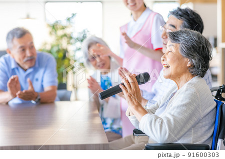 レクリエーションを楽しむシニア 91600303