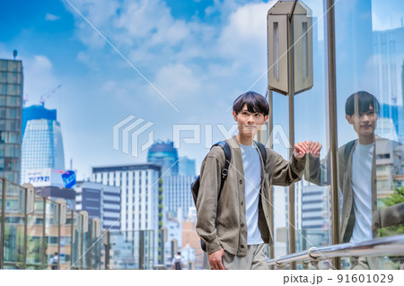 オフィスカジュアルの若いビジネスマン 91601029