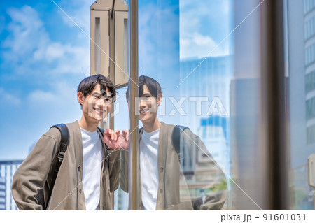 オフィスカジュアルの若いビジネスマン オフィスカジュアルの若いビジネスマン 91601031