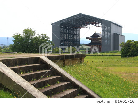 世界遺産の平城宮跡に復元された第二次大極殿基壇と大極門 91601716