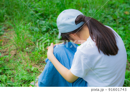 膝を抱える女の子 膝を抱える女の子 91601743