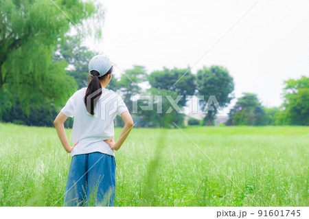 草原を見つる子供の後ろ姿 91601745