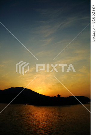 鞆の浦から見た瀬戸内海の朝景 91602337