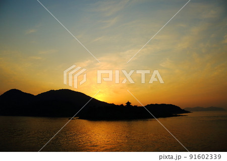 鞆の浦から見た瀬戸内海の朝景 91602339