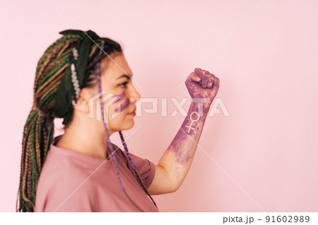 Girl with a purple hand and a sign of the mirror of venus 91602989