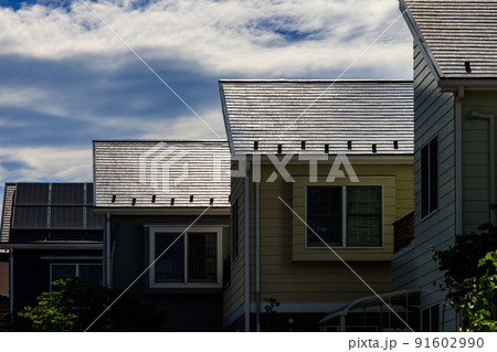 太陽に照らされる4軒の屋根 太陽に照らされる4軒の屋根 91602990