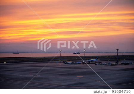 黄昏時の空港風景 黄昏時の空港風景 91604710