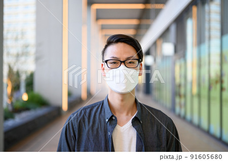 マスク姿の男性 感染予防 花粉 マスク姿の男性 感染予防 花粉 91605680