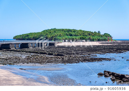 晴れ渡った青島に架かる弥生橋と鬼の洗濯板（宮崎県） 91605936