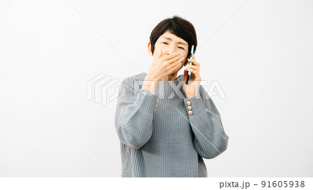 電話の内容でショックを受けるミドル女性 91605938