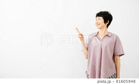指差しをするミドル女性 91605948