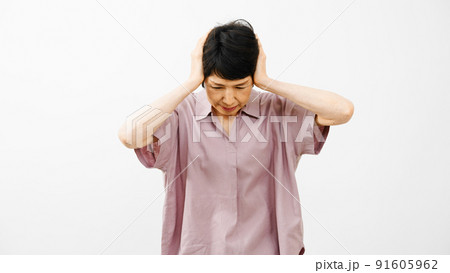 ショックを受けるミドル女性 91605962