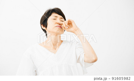 健康イメージ　鼻をすするミドル女性 91605982
