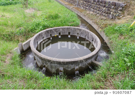 長野県の灌漑施設　西天竜幹線水路　円筒分水群「御子柴34号」　特徴的な灌漑施設 91607087